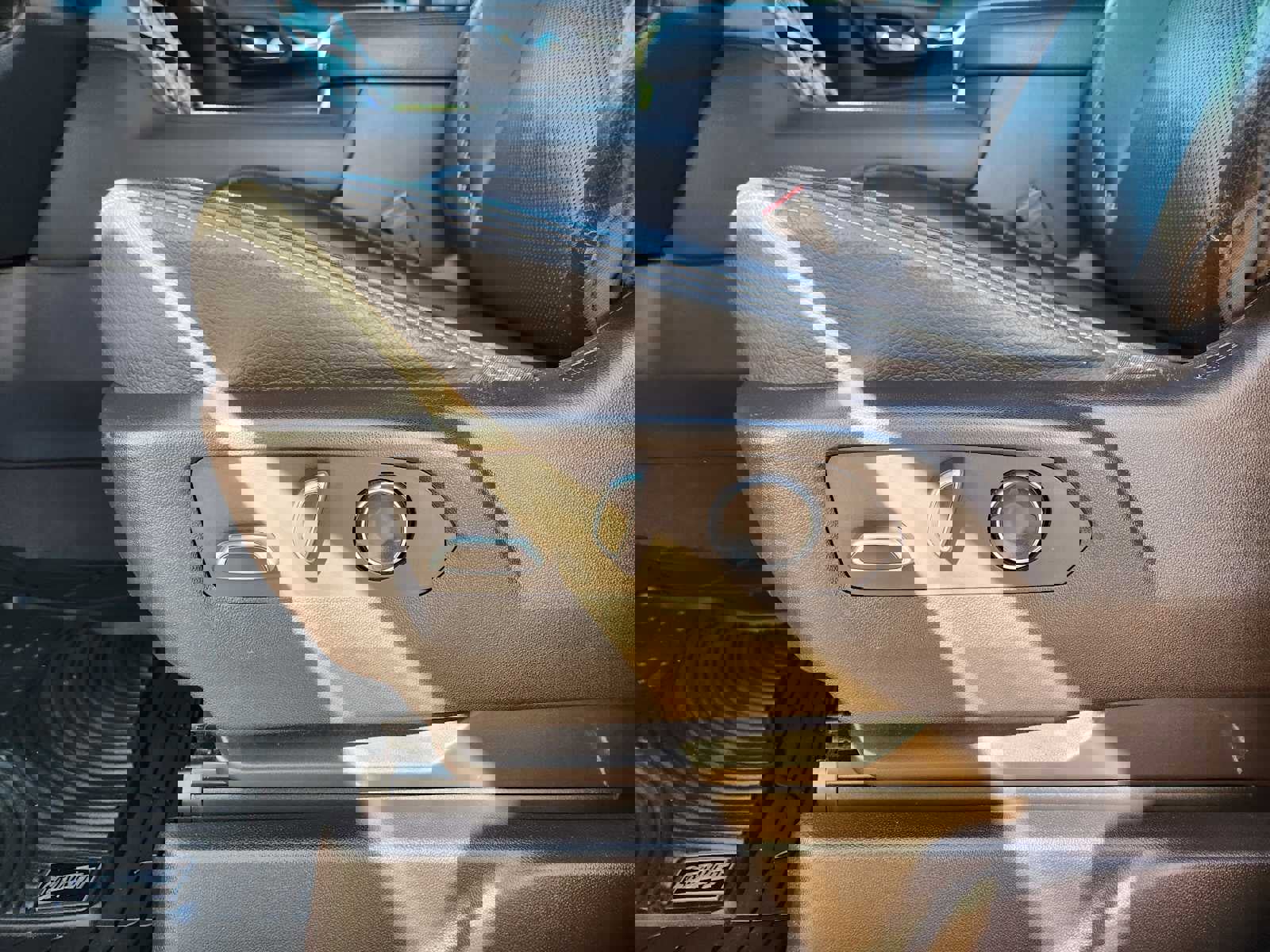 Used 2021 GMC Yukon Denali w/ Denali Premium Package image 9