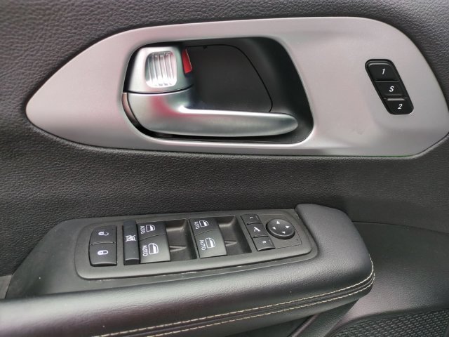Used 2025 Chrysler Pacifica Limited FWD image 16