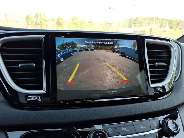 Used 2025 Chrysler Pacifica Select image 13