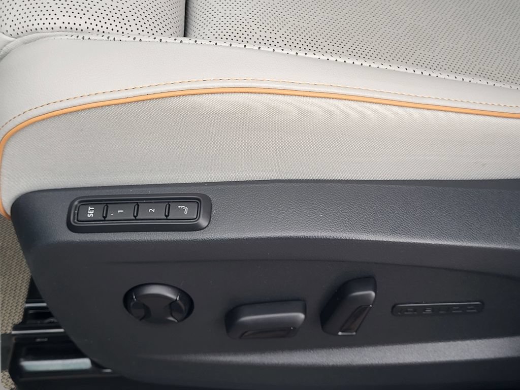 Used 2025 Volkswagen ID. Buzz 1st Edition RWD image 11