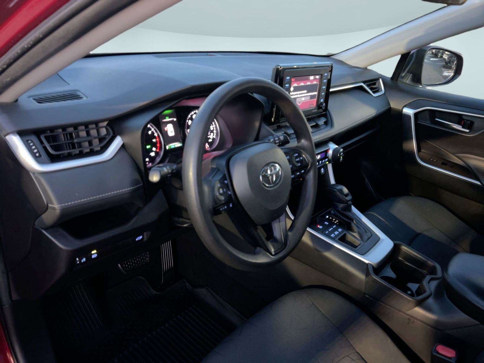 Used 2020 Toyota RAV4 XLE image 4