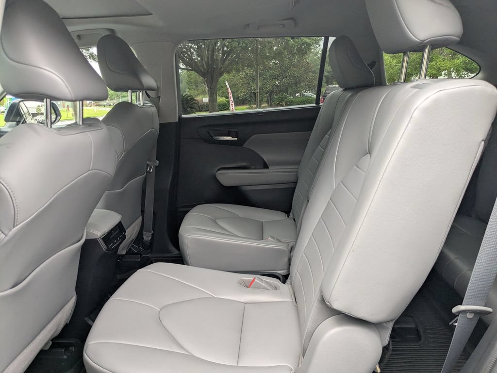 Used 2021 Toyota Highlander XLE AWD/4WD image 13