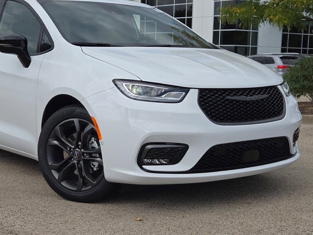 New 2026 Chrysler Pacifica Select video 2