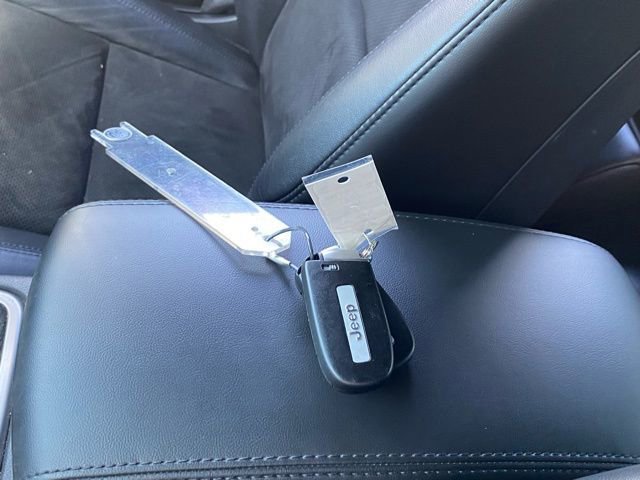 Used 2021 Jeep Grand Cherokee Laredo X image 31