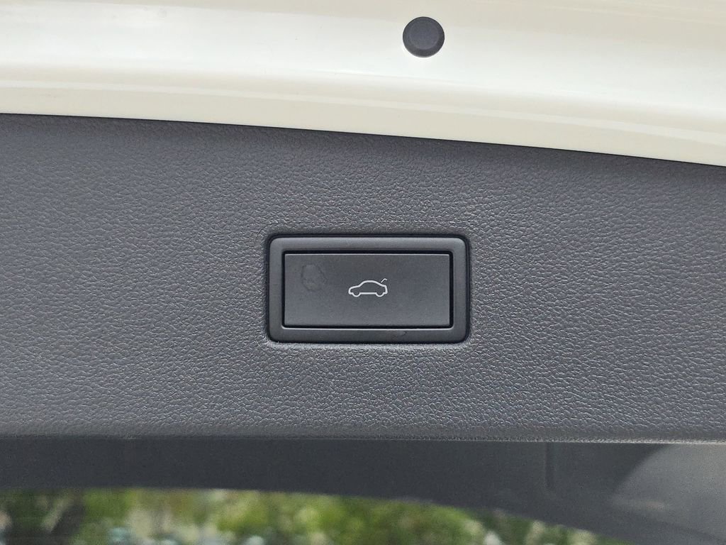 Used 2024 Volkswagen Tiguan SE w/ Panoramic Sunroof Package FWD image 17