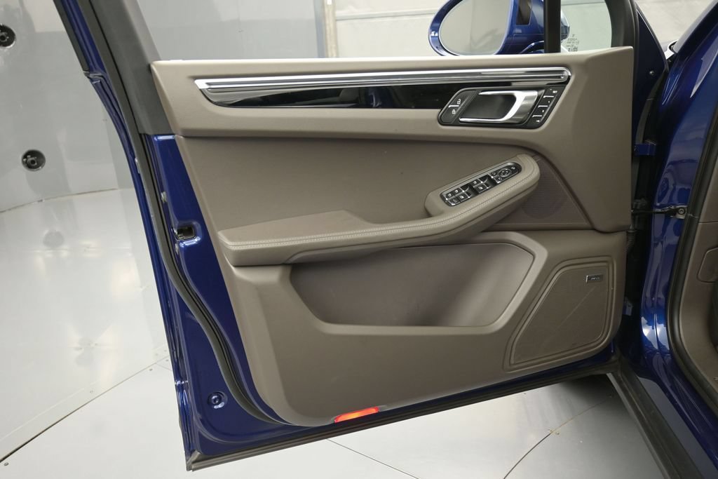 Certified 2026 Porsche Macan AWD/4WD image 15