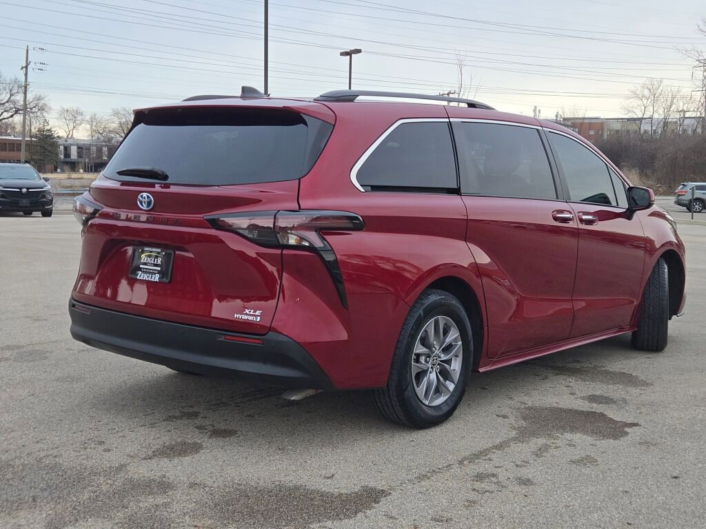 Used 2023 Toyota Sienna XLE image 12