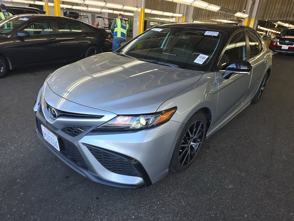Used 2022 Toyota Camry SE image 2
