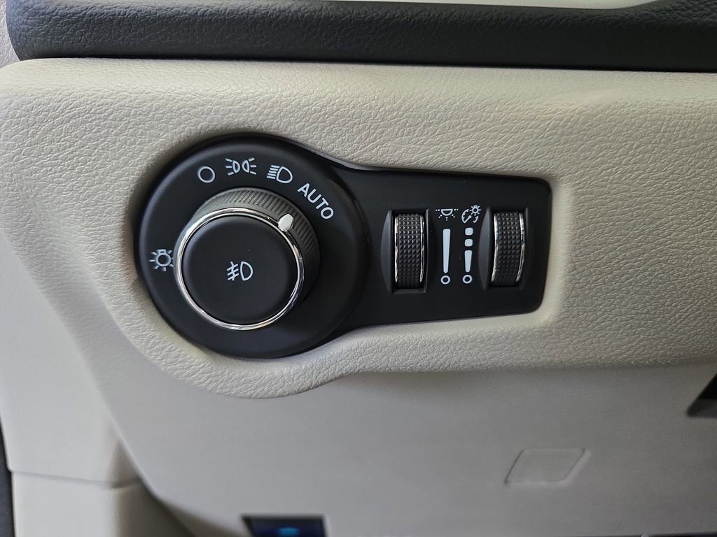 Certified 2024 Chrysler Pacifica Touring-L FWD image 28