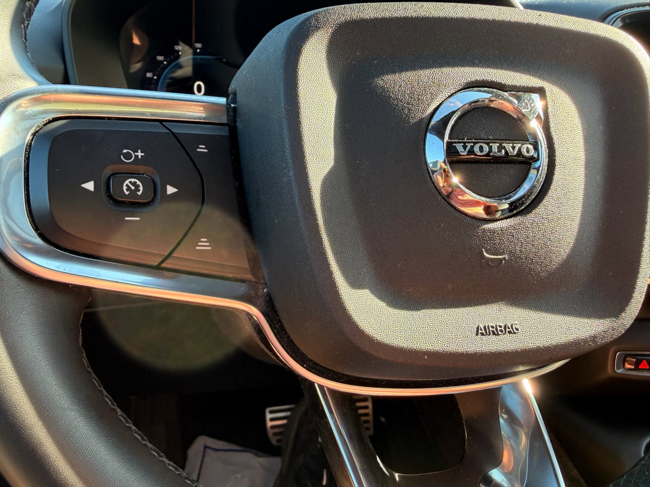 Used 2022 Volvo XC40 P8 Recharge Plus image 23