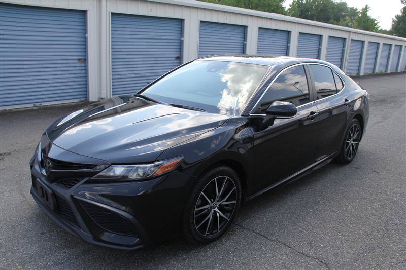 Used 2022 Toyota Camry SE w/ Cold Weather Package FWD image 2