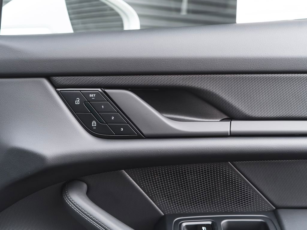 New 2026 Porsche Taycan image 31