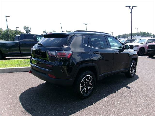 Certified 2025 Jeep Compass Trailhawk w/ Trailhawk Elite Group AWD/4WD image 3