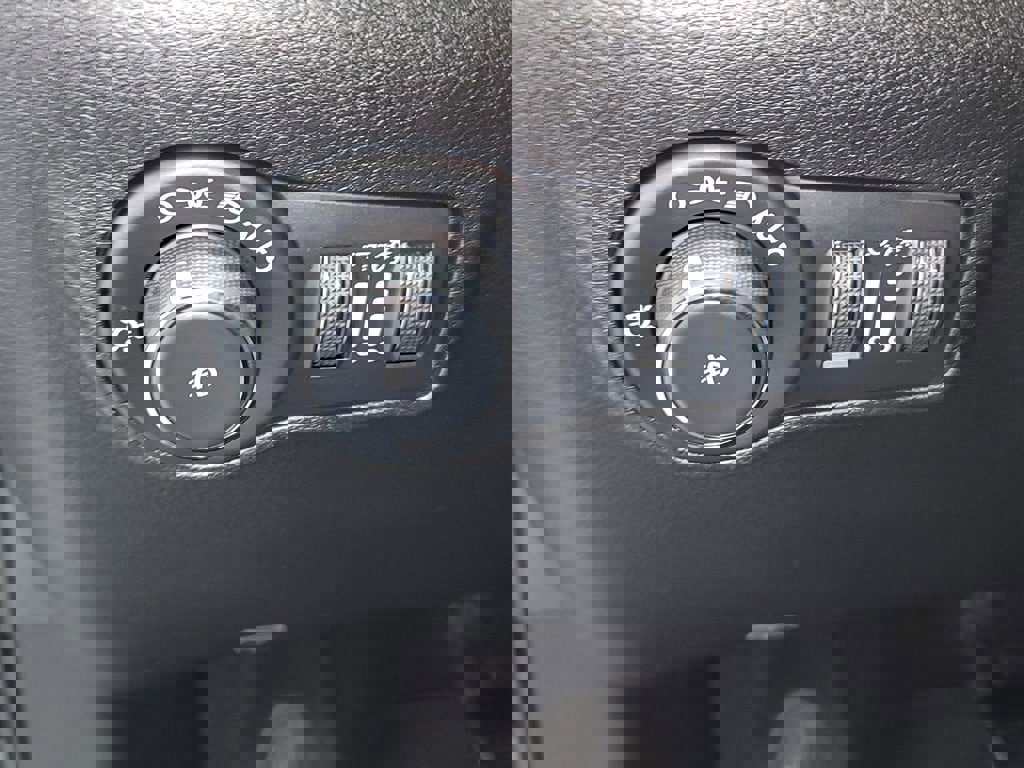 Used 2023 Jeep Compass Limited image 18