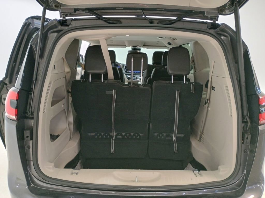 Used 2023 Chrysler Pacifica Touring-L image 24