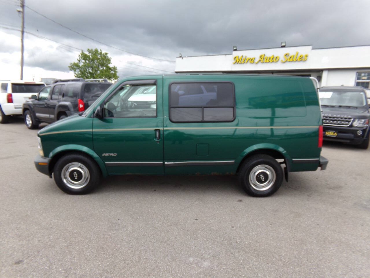 Used 1998 Chevrolet Astro w/ Convenience Group RWD image 2