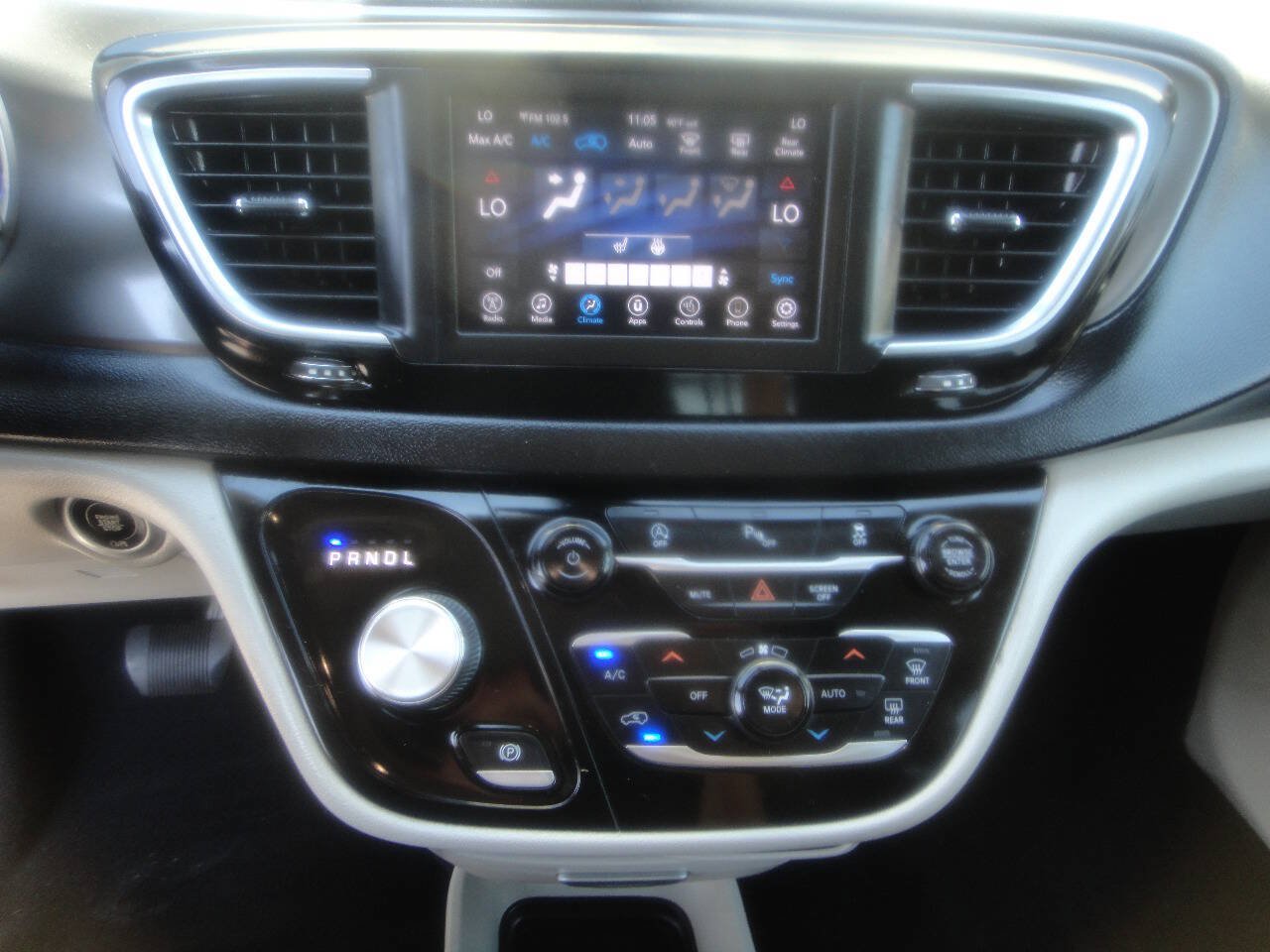 Used 2020 Chrysler Pacifica Touring-L FWD image 7