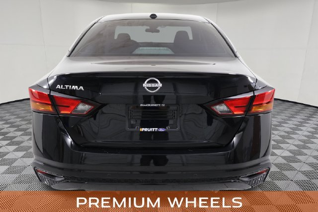 Used 2025 Nissan Altima 2.5 SV FWD image 8