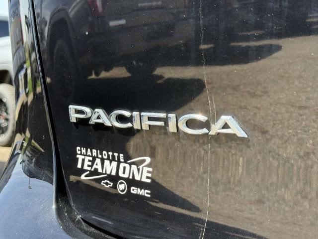 Used 2024 Chrysler Pacifica Touring-L FWD image 7