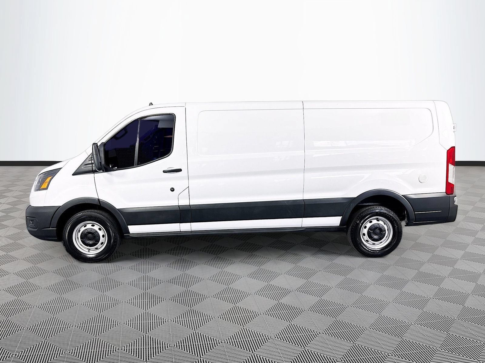 Used 2023 Ford Transit 150 Low Roof RWD image 4