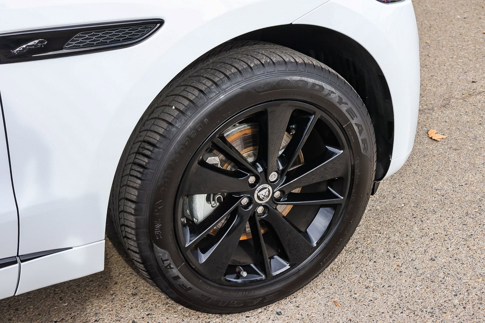 Used 2025 Jaguar F-PACE R-Dynamic S image 13