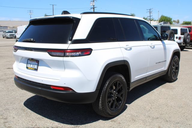Used 2025 Jeep Grand Cherokee Altitude RWD image 4