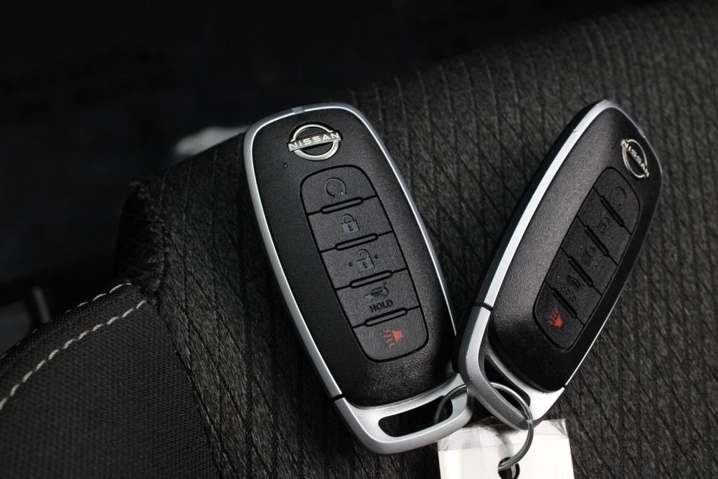 Certified 2025 Nissan Rogue SV image 31