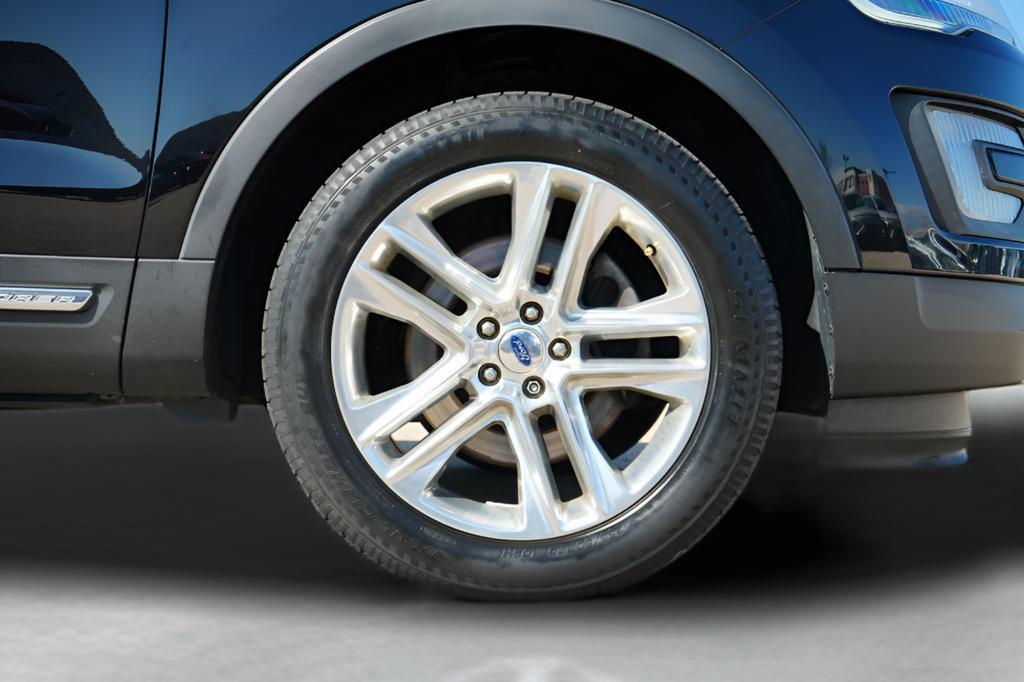 Used 2017 Ford Explorer XLT w/ Equipment Group 202A AWD/4WD image 9