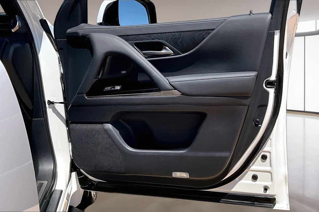 Used 2024 Lexus LX 600 4WD w/ Luxury Package image 19