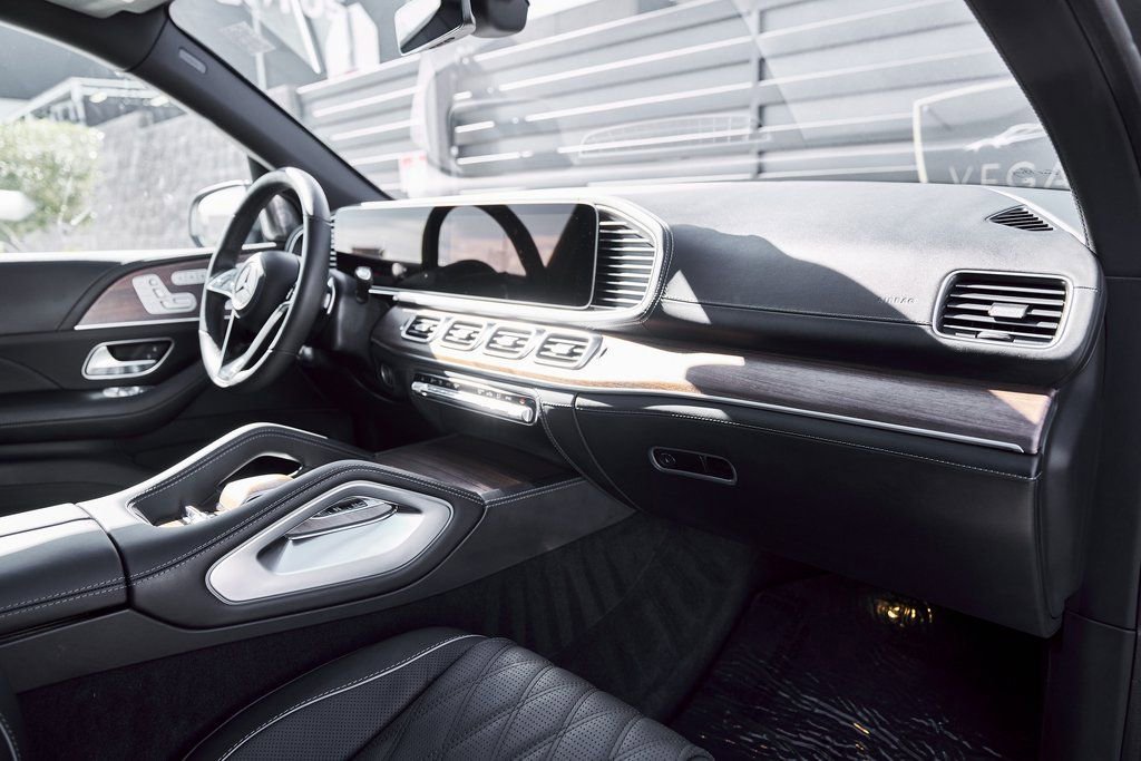 Used 2025 Mercedes-Benz Maybach GLS 600 4MATIC image 42