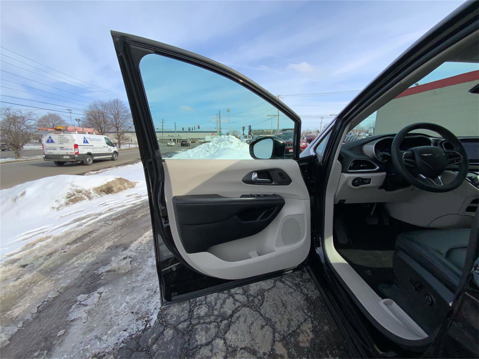 Used 2024 Chrysler Pacifica Touring-L FWD image 20