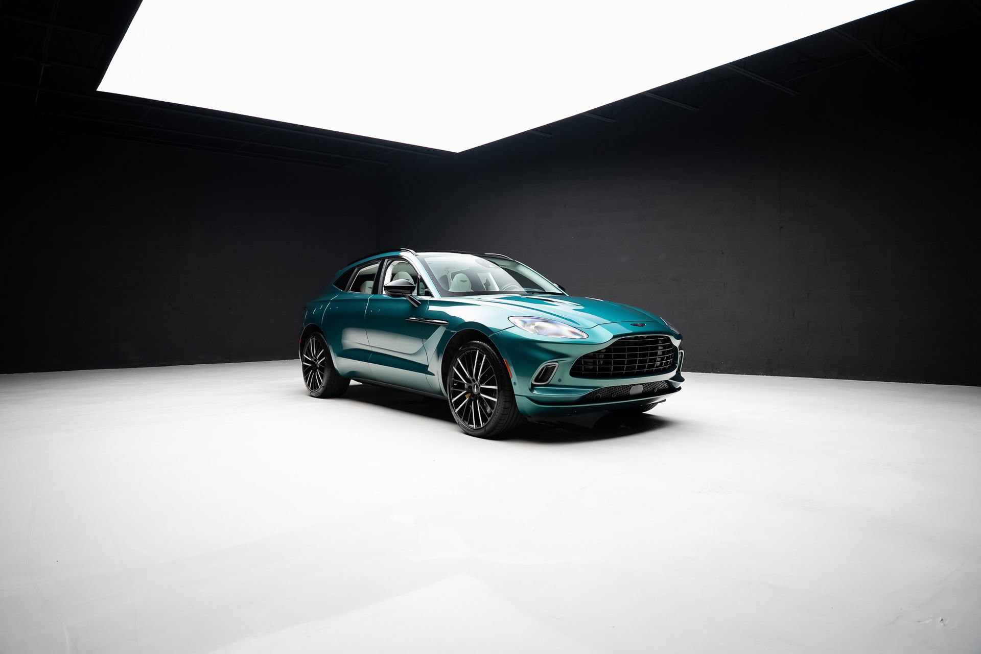 Used 2023 Aston Martin DBX AWD/4WD image 92