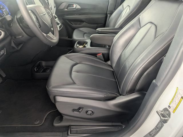 Used 2025 Chrysler Pacifica Select FWD image 12