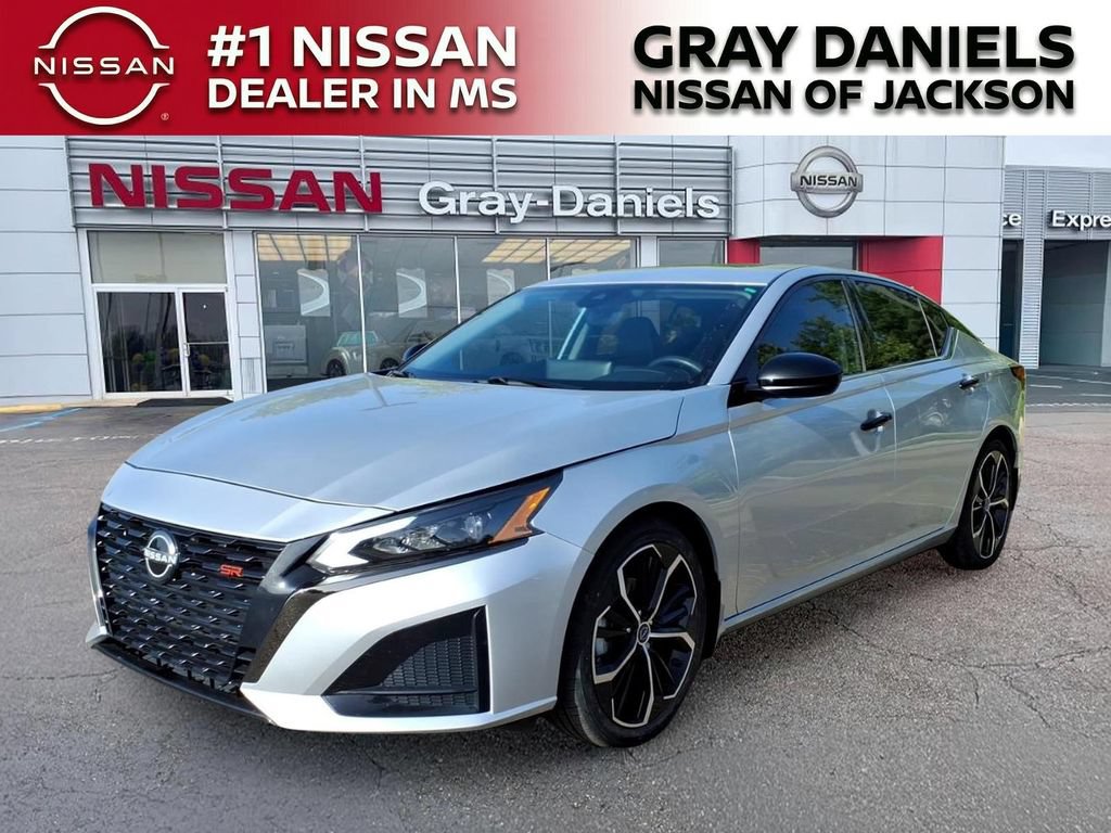 Used 2024 Nissan Altima 2.5 SR w/ SR Premium Package FWD image 3