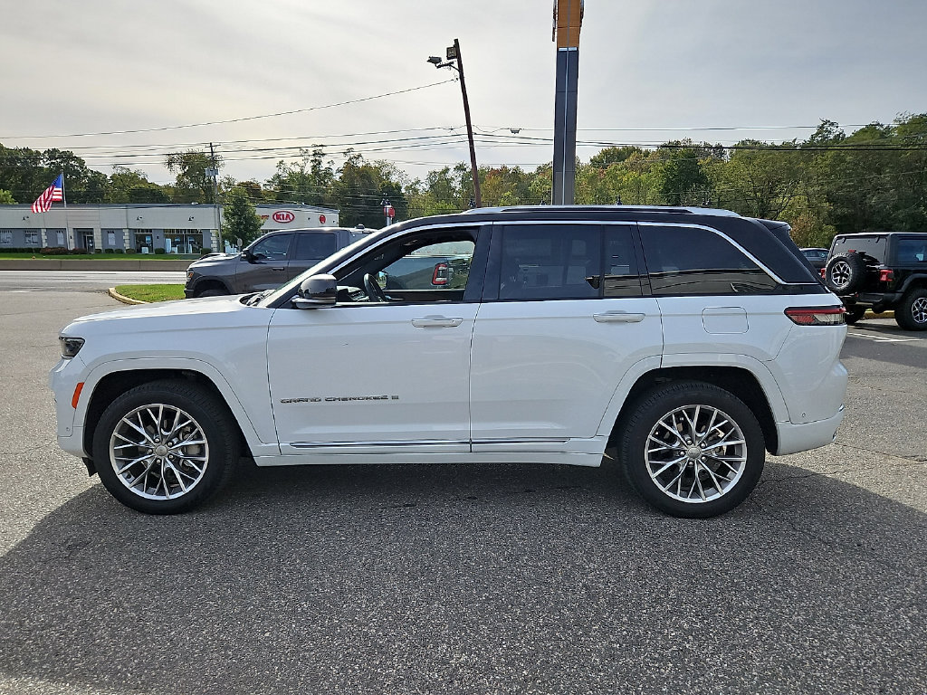 Used 2023 Jeep Grand Cherokee Summit w/ Luxury Tech Group V AWD/4WD image 4