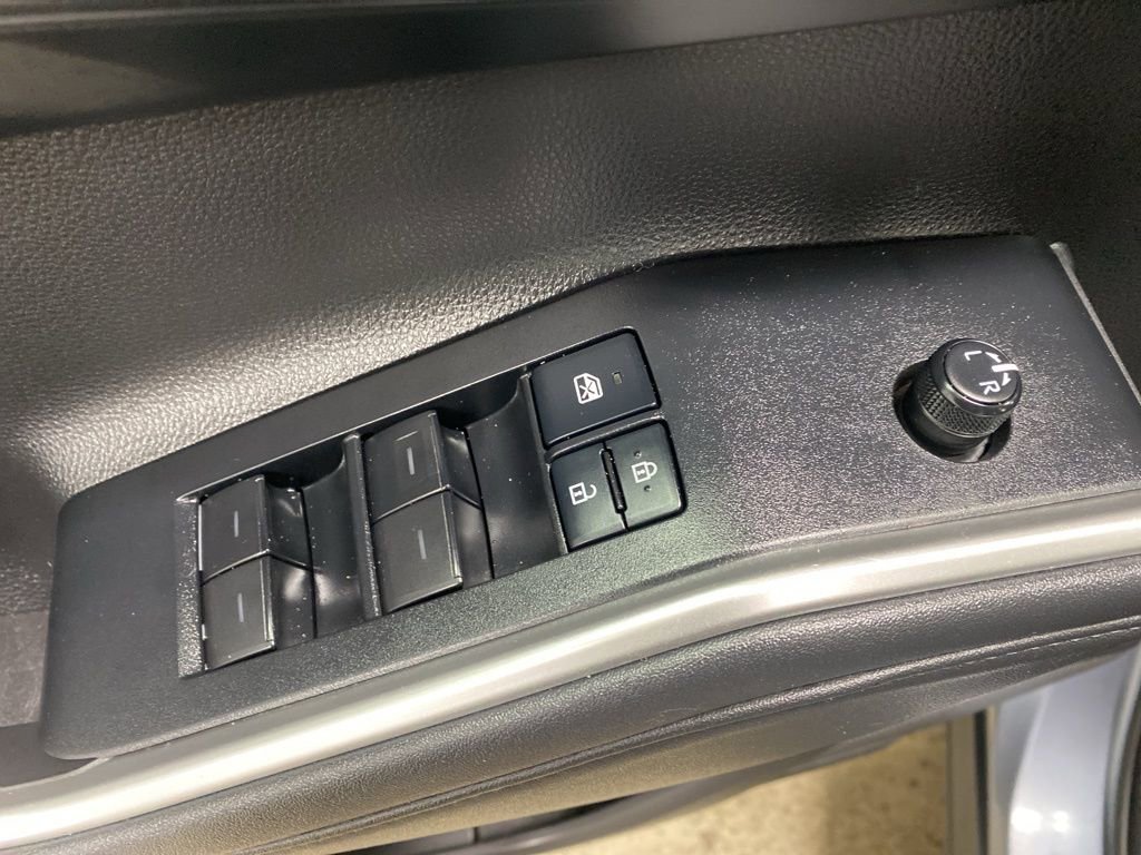 Used 2020 Toyota Highlander LE AWD/4WD image 32