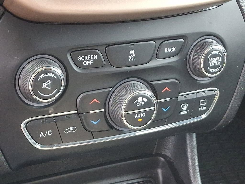 Used 2018 Jeep Cherokee Limited AWD/4WD image 16