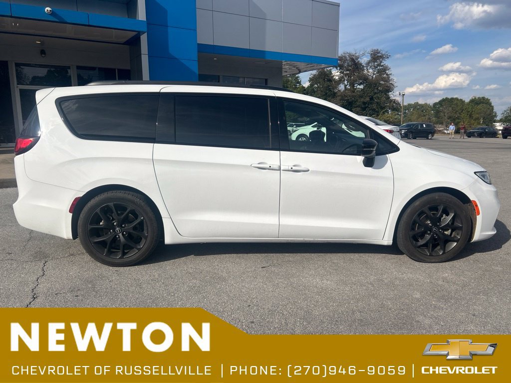 Used 2025 Chrysler Pacifica Limited FWD image 16