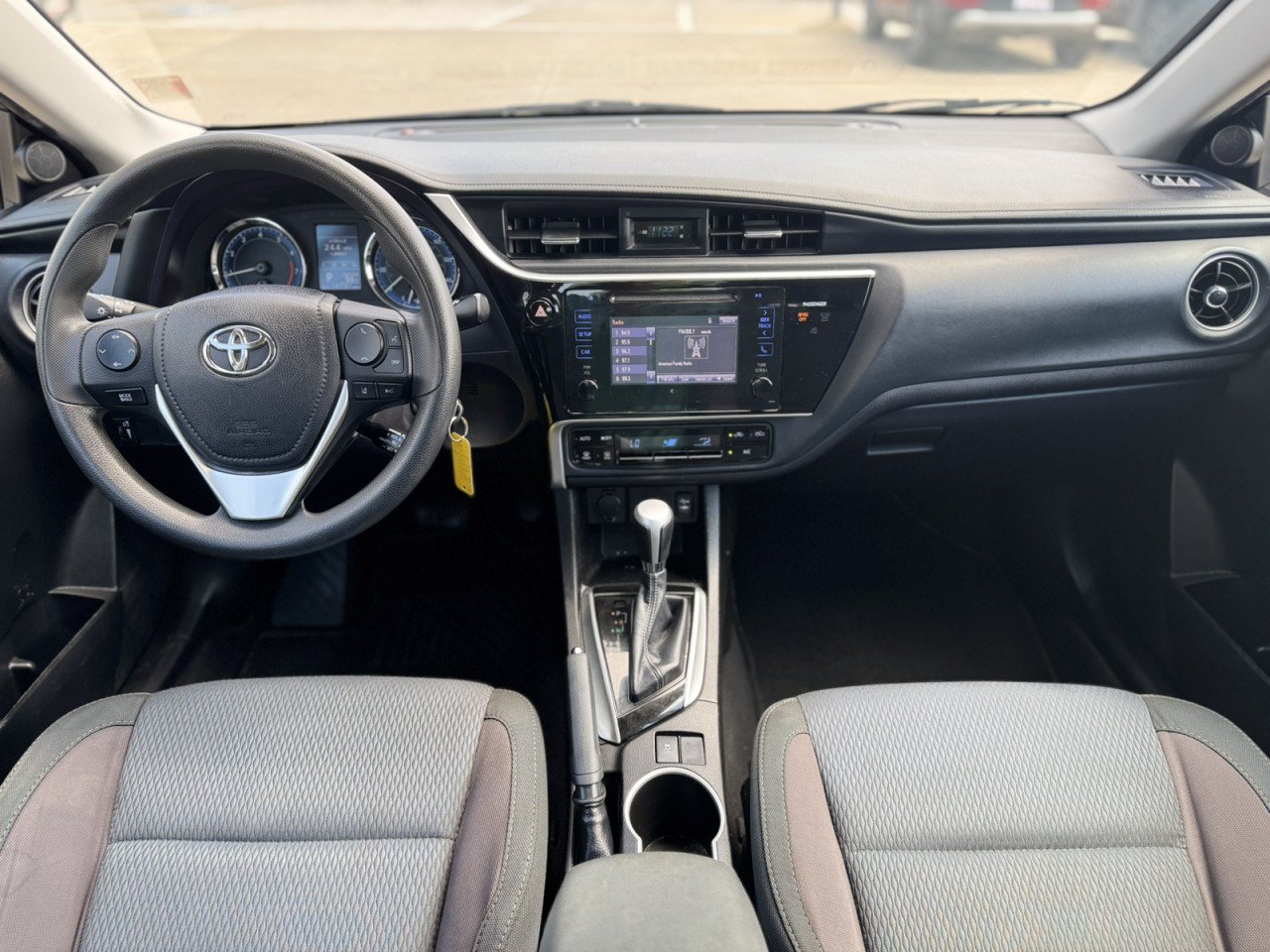 Used 2017 Toyota Corolla LE FWD image 11