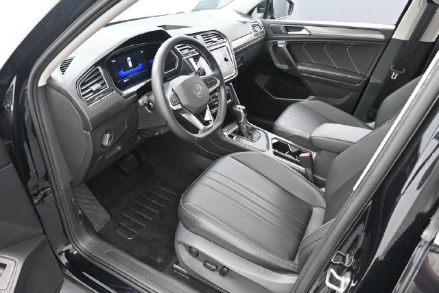 Used 2023 Volkswagen Tiguan SE FWD image 11