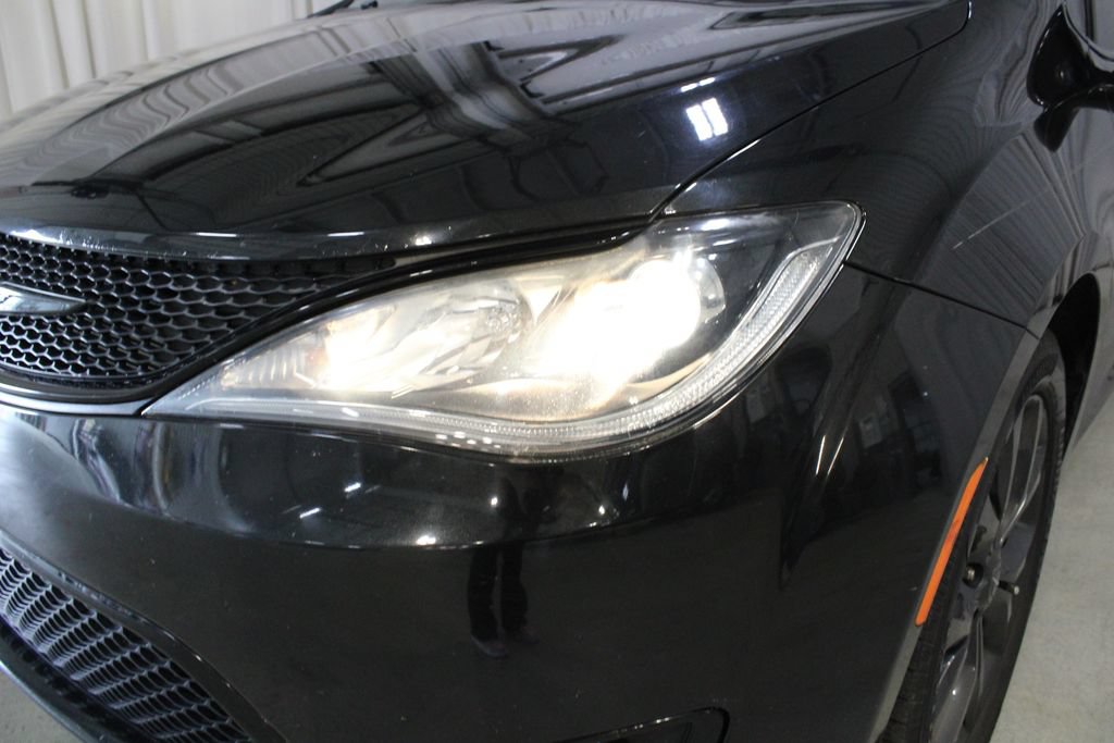 Used 2019 Chrysler Pacifica Touring-L Plus w/ S Appearance Package FWD image 33