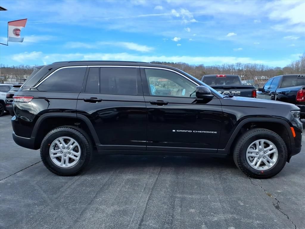 New 2025 Jeep Grand Cherokee Laredo w/ Luxury Tech Group I AWD/4WD image 3