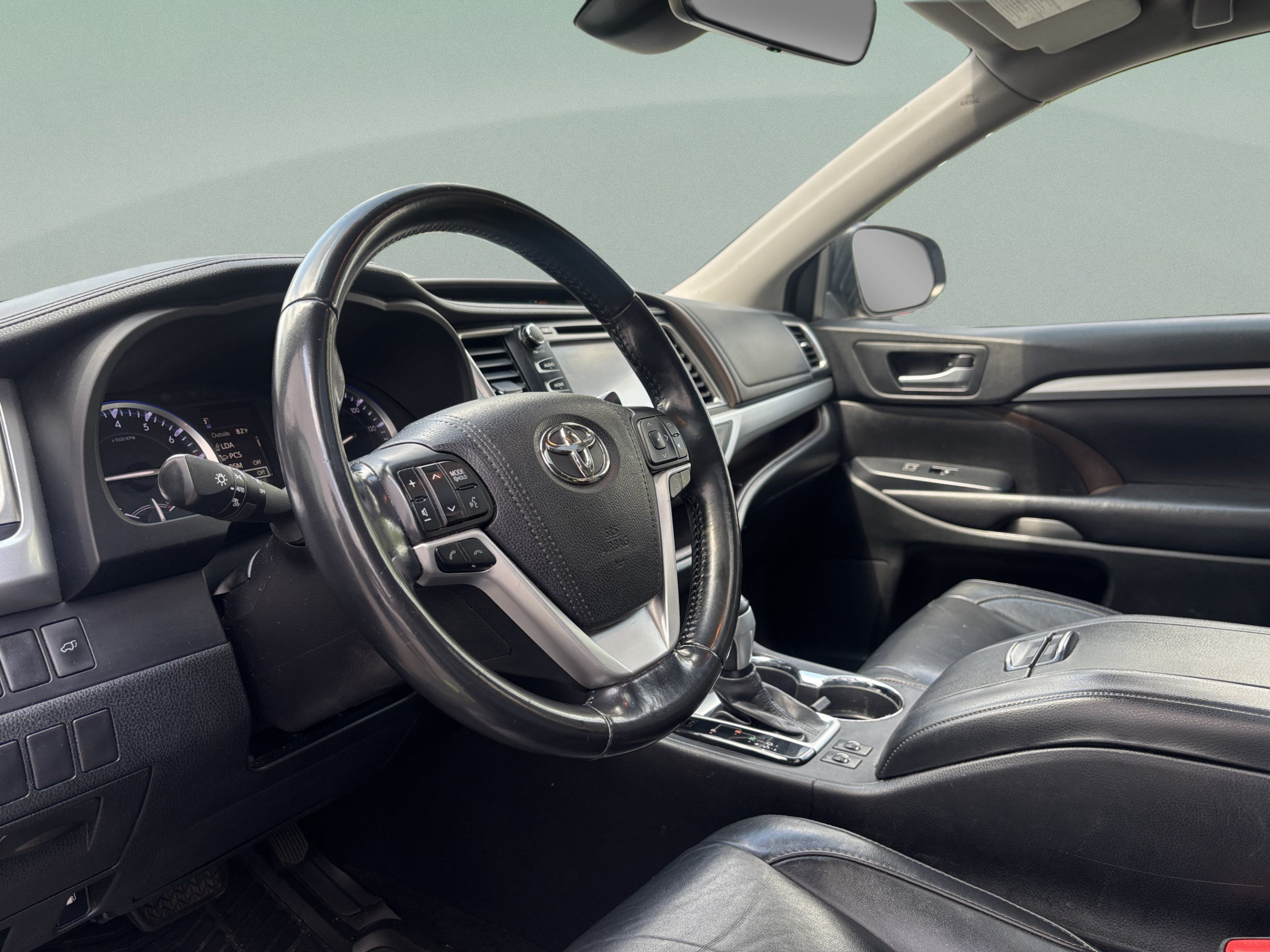 Used 2017 Toyota Highlander XLE FWD image 16