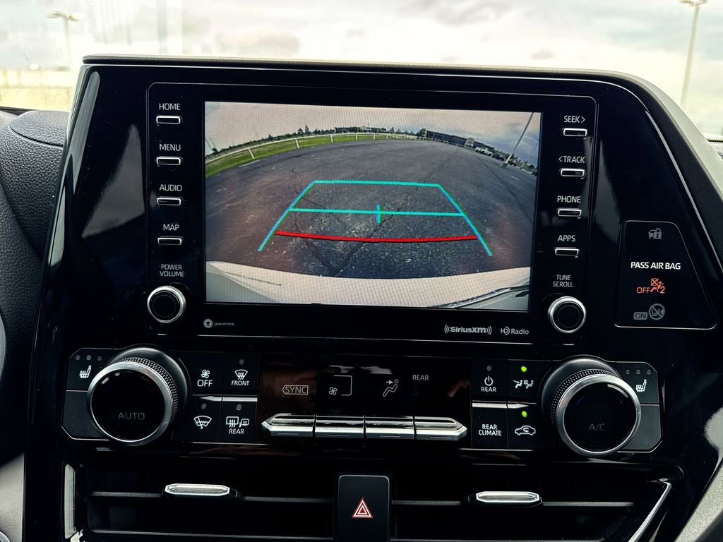 Used 2021 Toyota Highlander XLE FWD image 17
