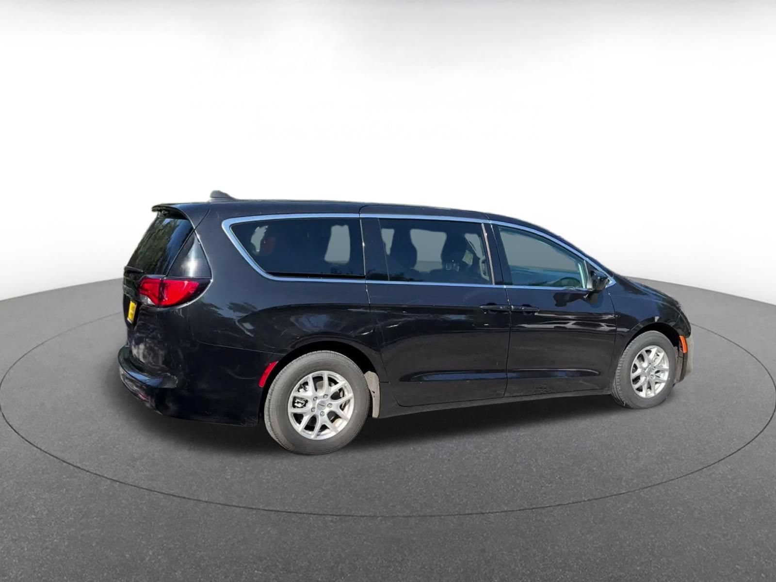 Used 2024 Chrysler Voyager LX FWD image 14