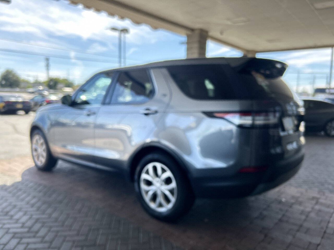 Used 2018 Land Rover Discovery SE AWD/4WD image 9