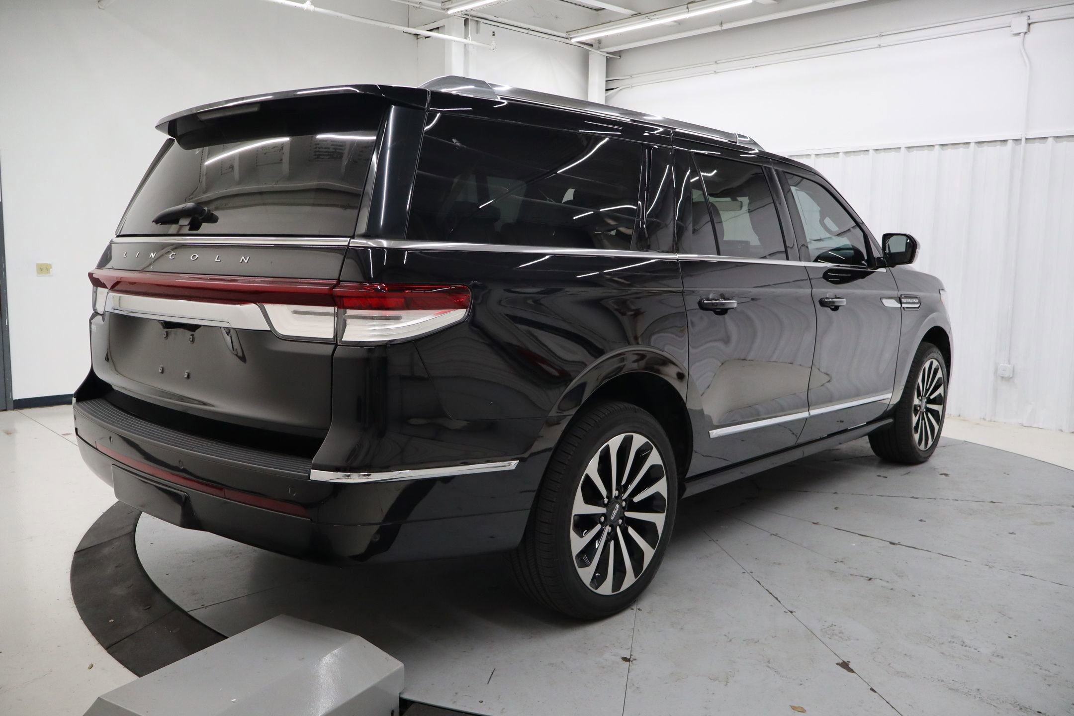 Used 2023 Lincoln Navigator L Reserve image 2