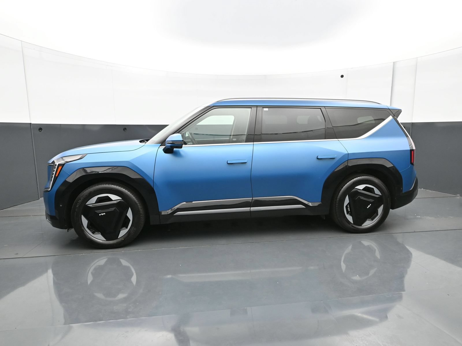 Used 2024 Kia EV9 Land w/ Towing Package AWD/4WD image 3