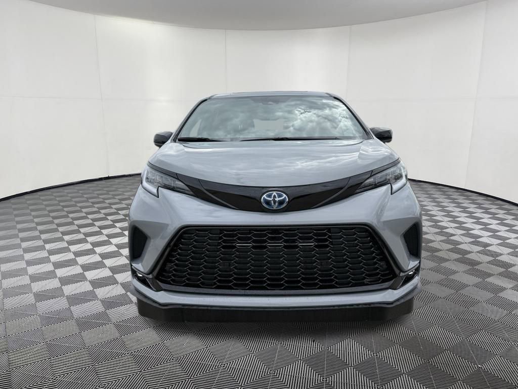 Used 2025 Toyota Sienna XSE w/ XSE Plus Package image 2