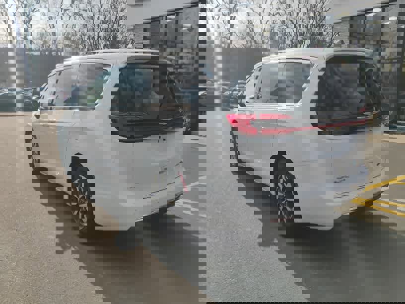 Used 2024 Chrysler Pacifica Select image 5